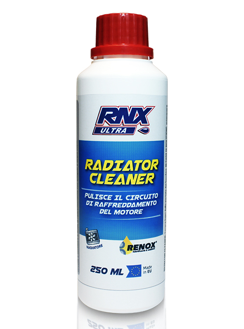 Il detergente RNX Ultra Radiator Cleaner pulisce il circuito di raffreddamento del motore
